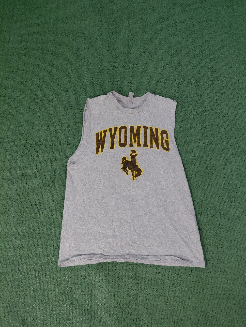 University of Wyoming Cowboys Sports Cutoff Gray T Shirt Sz Medium